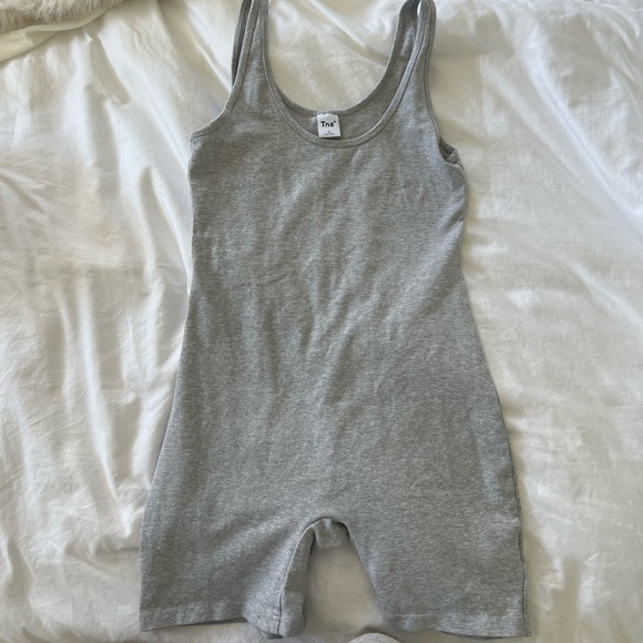 ARITZIA TNA ROMPER - Picture 1 of 4